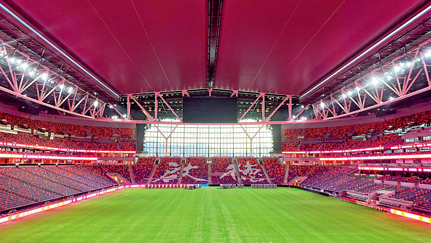 　　圖：看台上的座椅展示了「啟德」二字。