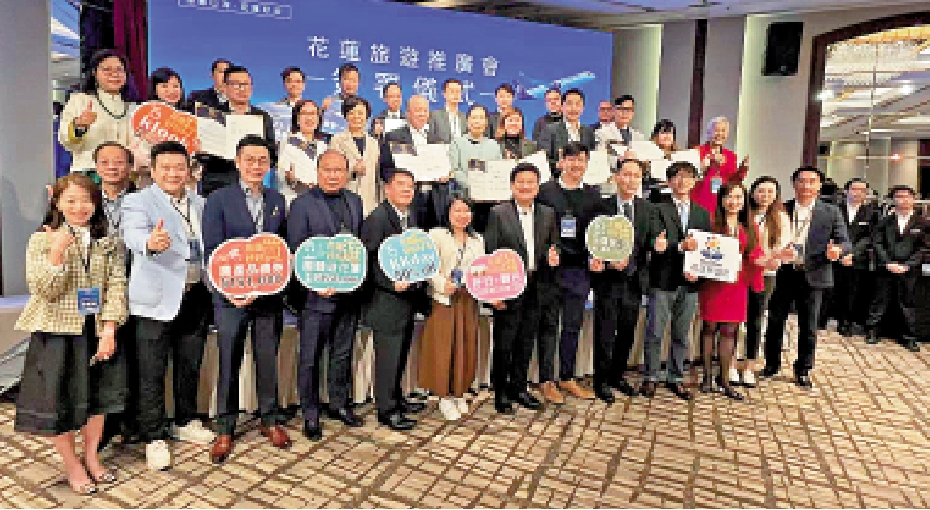 　　圖：來自香港和花蓮的眾多旅遊業者前來支持兩地直航。