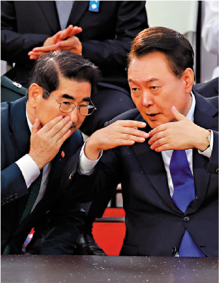 　　圖：韓國前防長金龍顯（左）被指與尹錫悅合謀實施緊急戒嚴。\網絡圖片