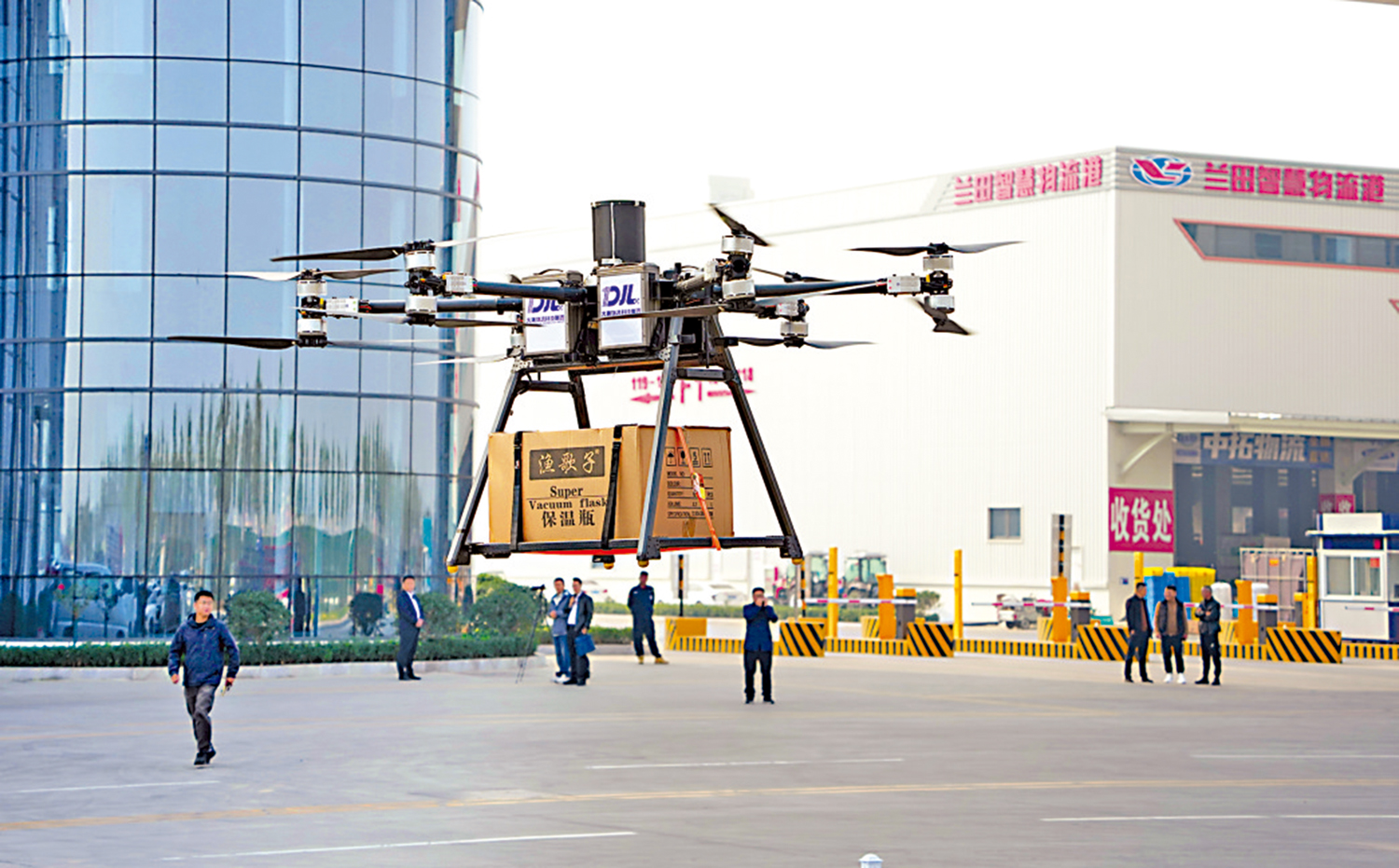 　　圖：在山東臨沂現代物流城，一架無人機在配送貨物。\新華社
