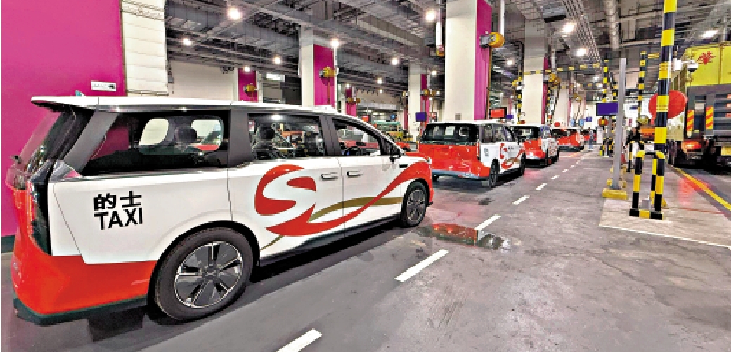 　　圖：星群的士車隊在12月底會有40部車試行，預計明年1月中有60部車，首階段市民可以直接在街上截乘，按咪錶付費，明年2月起提供預約服務。