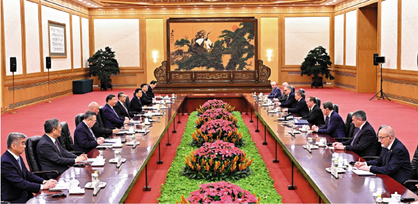 　　圖：12日，習近平在北京人民大會堂會見梅德韋傑夫。\新華社