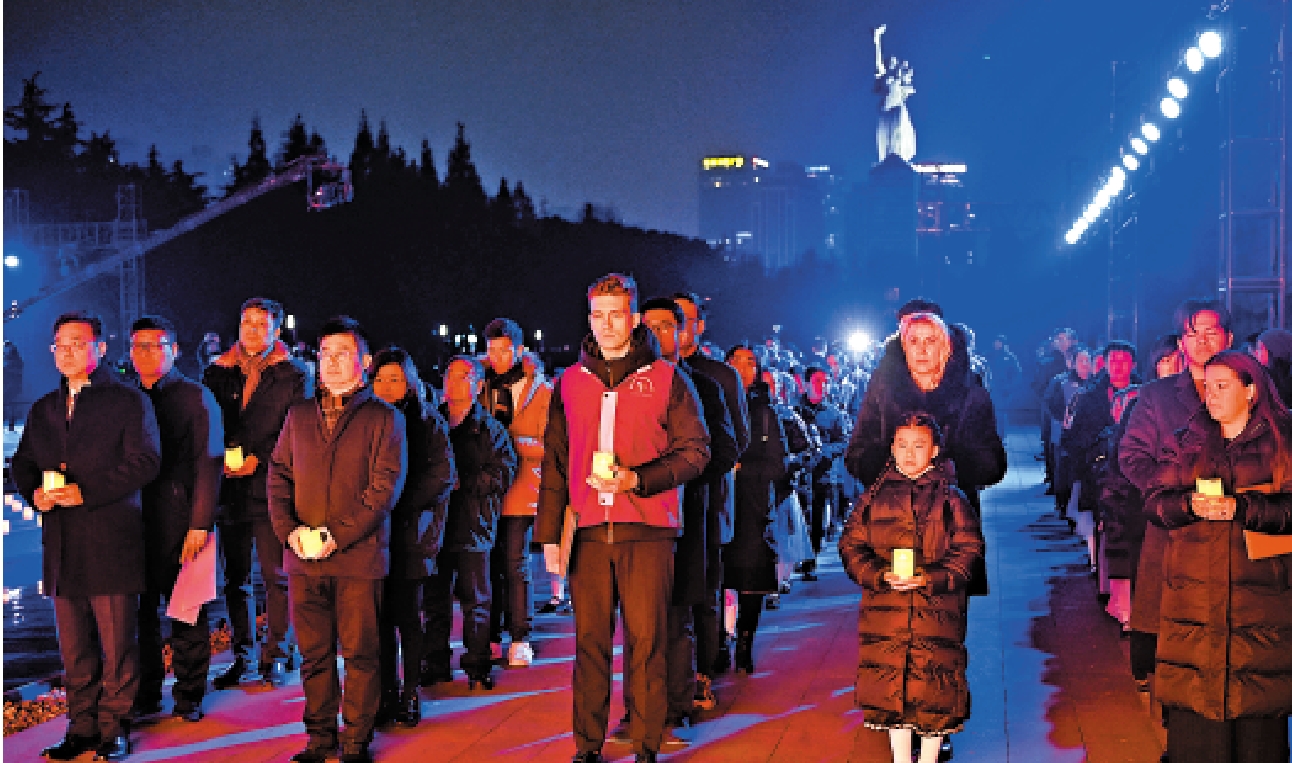 　　圖：13日，各界人士在南京為南京大屠殺死難者舉行「燭光祭」。\新華社