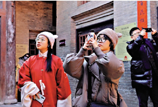 　　圖：海外華文媒體代表在丁村遺址博物館參觀民居。\大公報記者楊奇霖攝