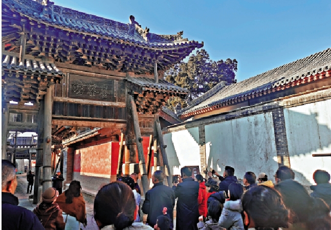 　　圖：海外華文媒體代表在汾城古鎮參觀鑒察坊牌樓。\大公報記者楊奇霖攝