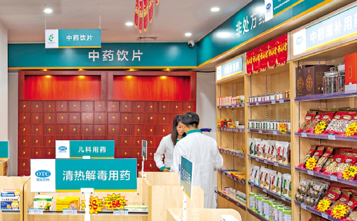 　　圖：澳門藥學技術人員在深合區首家「全澳資藥店」提供藥學服務。\大公報記者方俊明攝