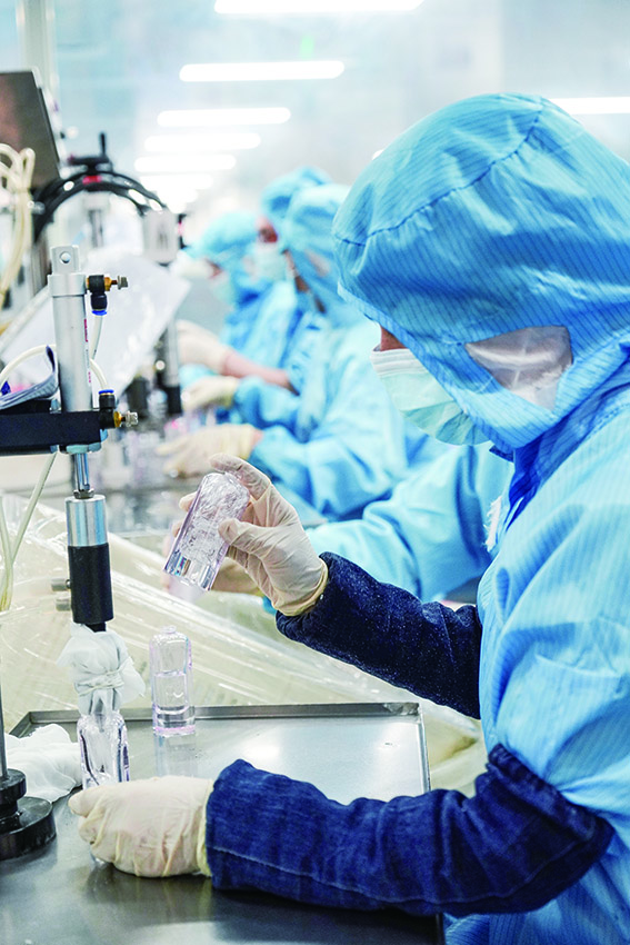 　　圖：廣州美妝企業雪蕾投資過億自建現代產業園區,圖為現代化評香室及調香實驗室。