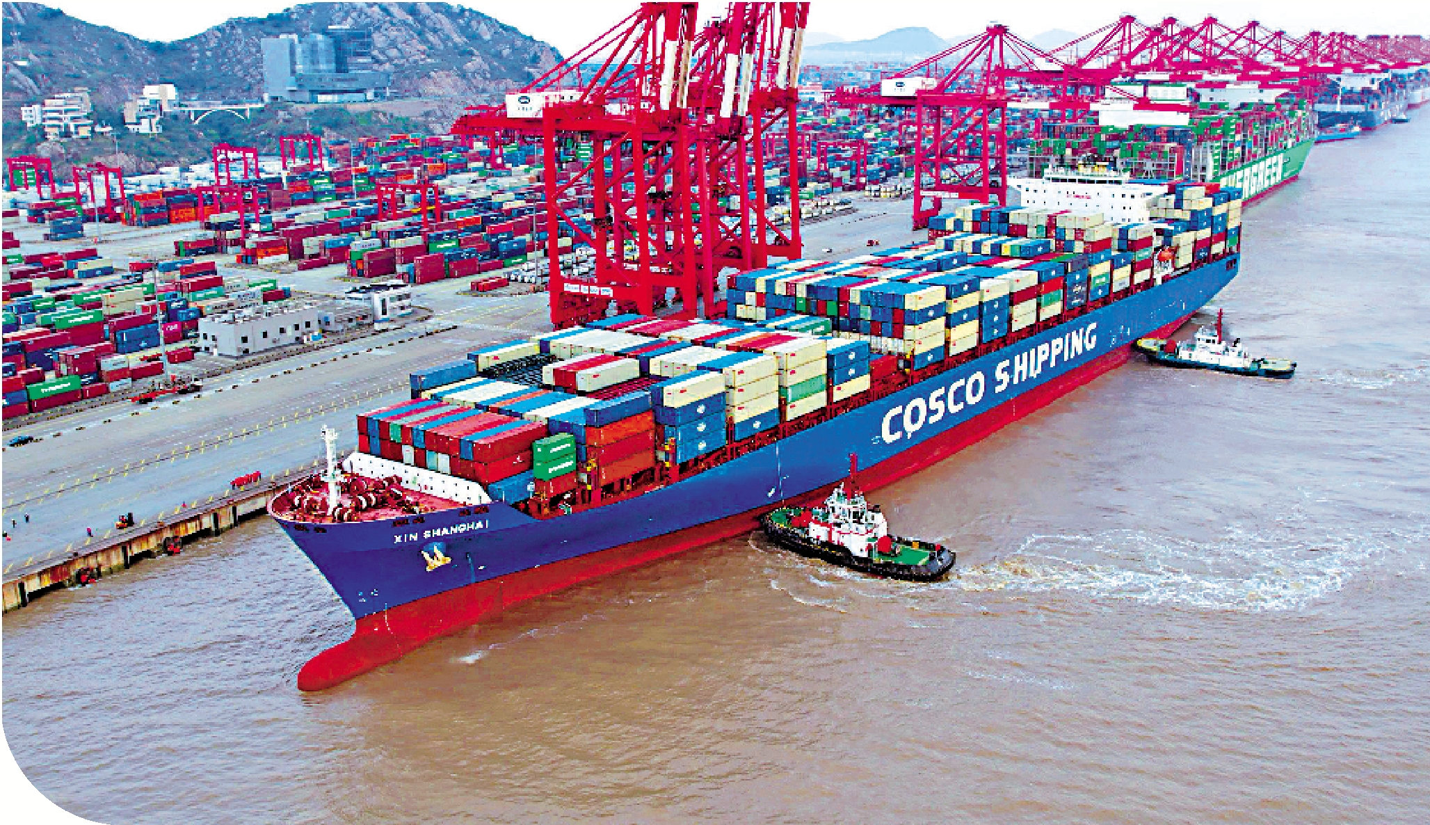 　　圖：12月18日，中遠海運旗下「新上海」輪經過23天航行，從秘魯錢凱港抵達上海洋山港。圖為「新上海」輪靠泊上海洋山港碼頭。\上海海關供圖