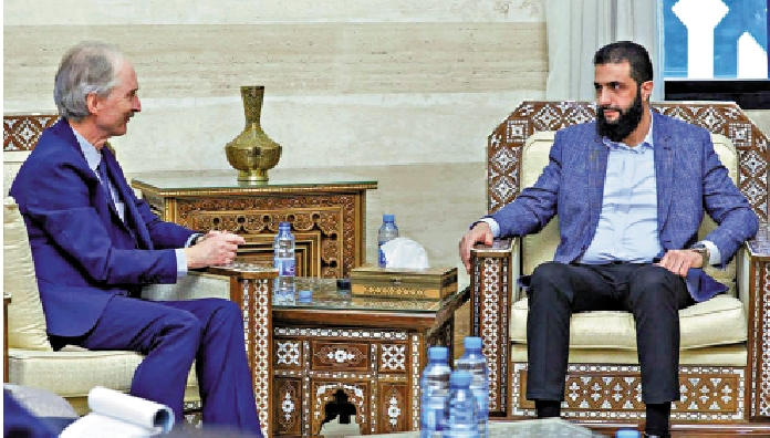 　　圖：敘利亞「沙姆解放組織」領導人朱拉尼（右）15日與聯合國特使會面。\法新社