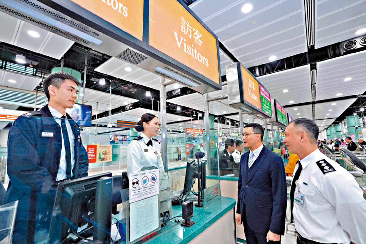 　　圖：入境處副處長程和木和助理處長樊曉聲昨日到落馬洲支線、深圳灣及高鐵西九龍3個管制站，了解應對假期出入境高峰期的準備工作，為同事打氣。