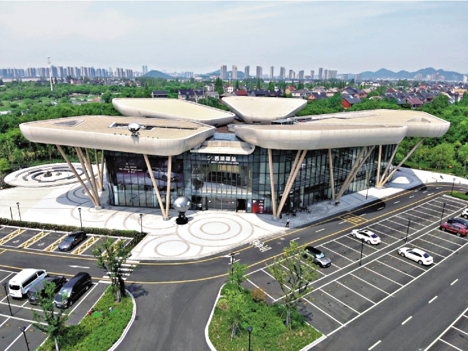 　　圖：由香港設計團隊打造並運營的杭州繞城高速西湖服務區，主樓造型設計靈感源自杭州市花「桂花」。