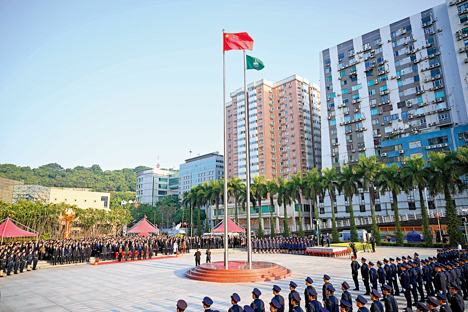 　　圖：12月20日，澳門特別行政區政府隆重舉行升旗儀式，慶祝澳門回歸祖國25周年。\新華社