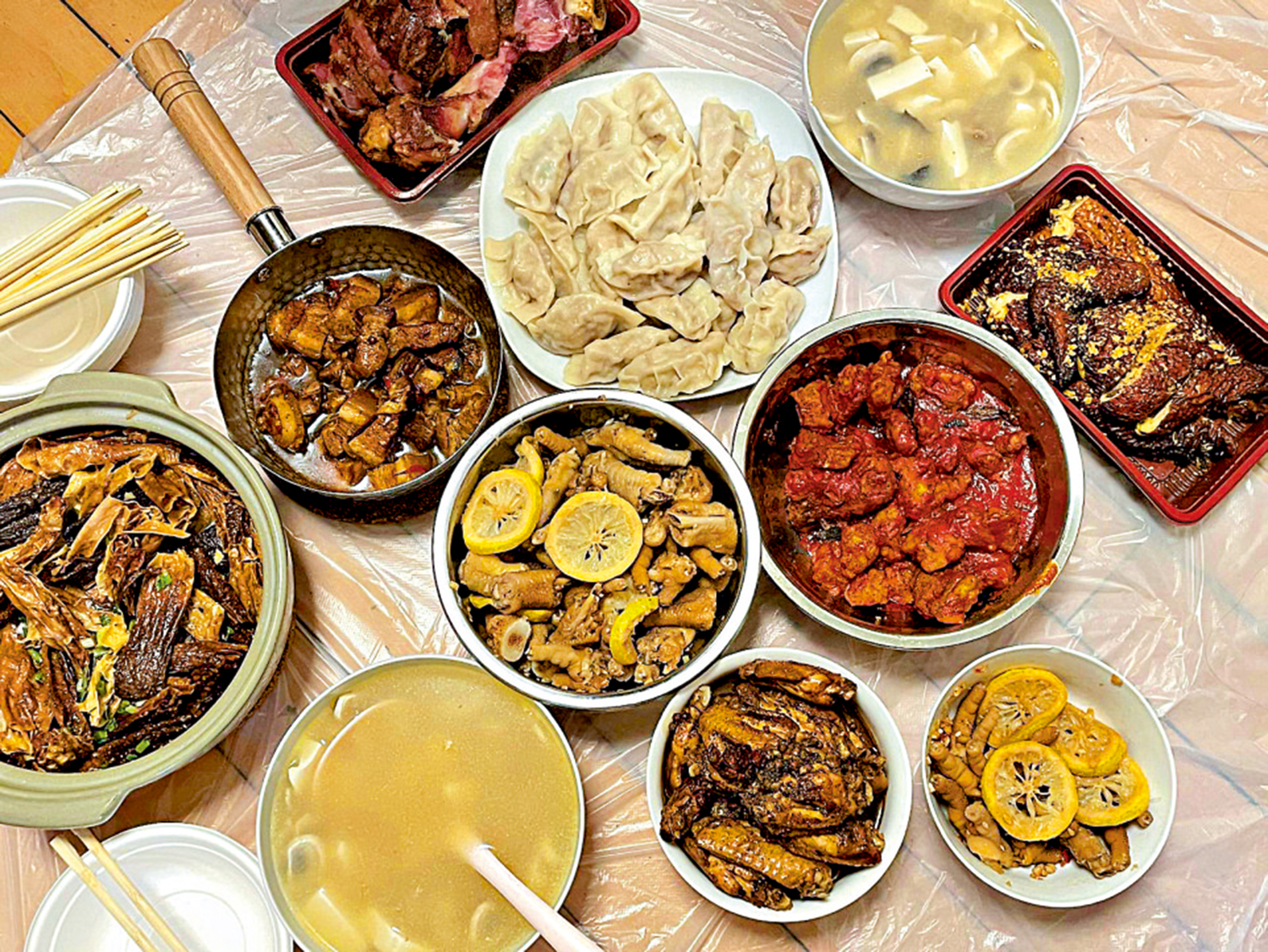 　　圖：有港漂選擇留港度冬至，與一班朋友煮家鄉餸菜聚餐過節。