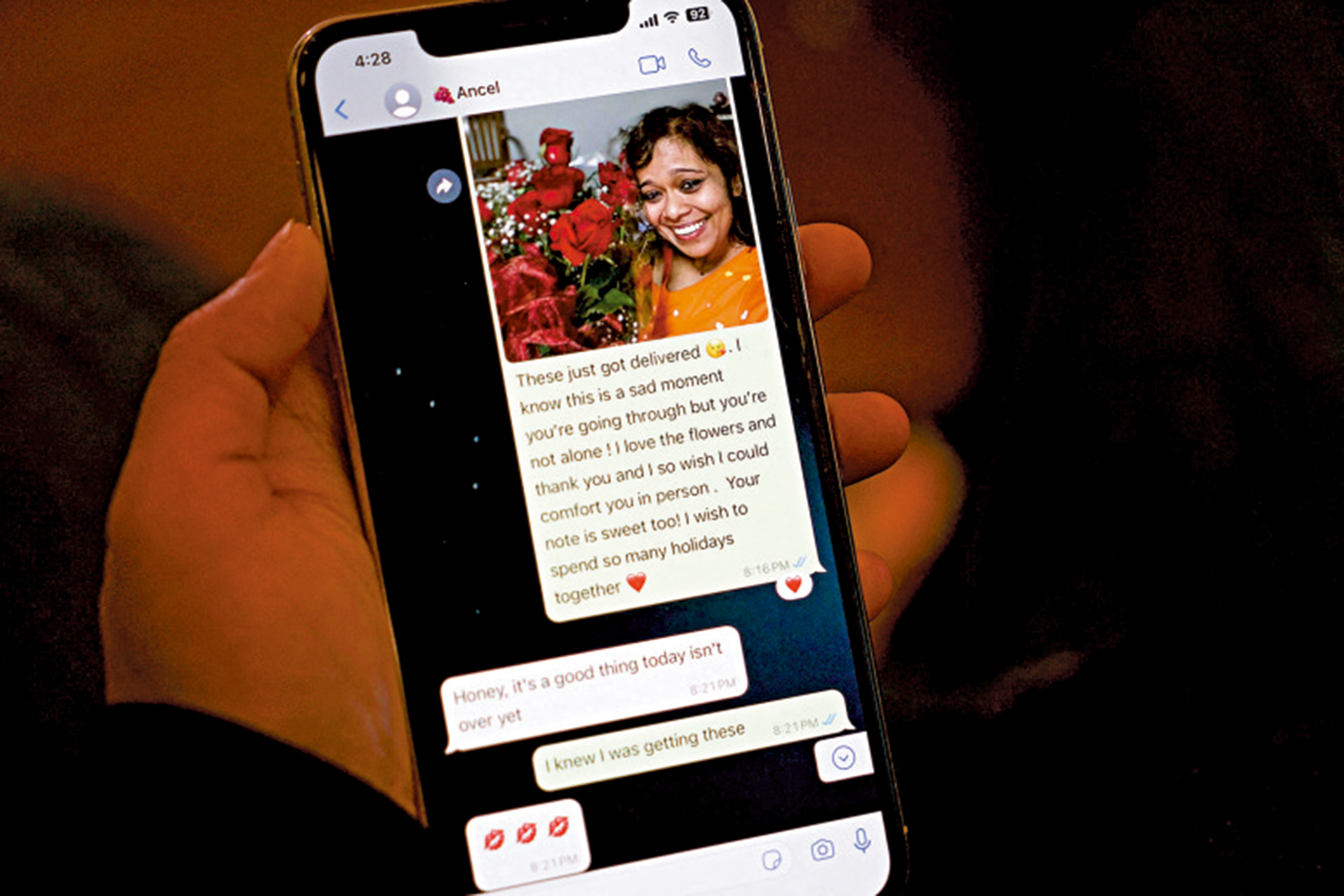　　圖：不少「殺豬盤」騙案已經使用AI技術。圖為一名「殺豬盤」受害者展示與騙子的聊天截圖。\法新社