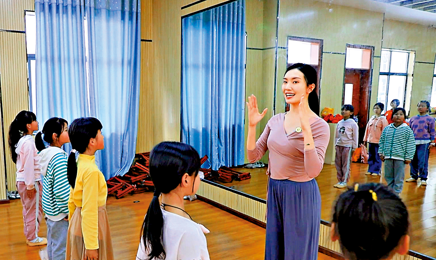 　　圖：林燕玲在貴州支教時教學生們跳舞。\受訪者供圖