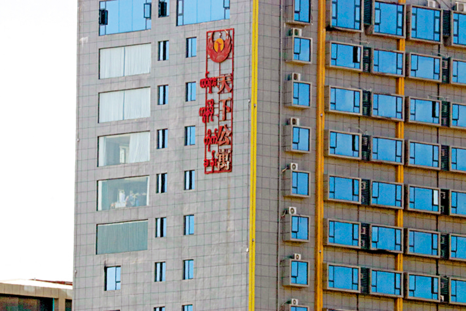 圖:亞太城內的建築物,不少掛有中文的招牌。