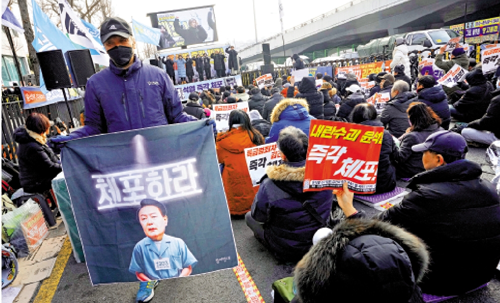 圖:韓國民眾12日在首爾示威,要求立即逮捕尹錫悅。\美聯社