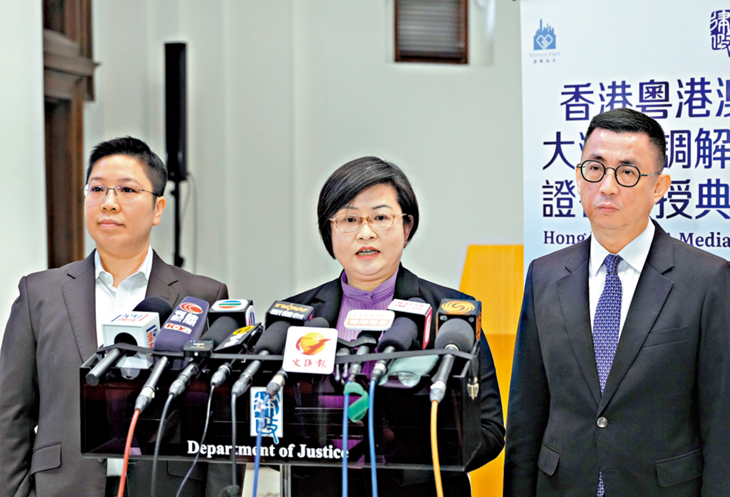 　　圖：三位獲資格的香港調解員在典禮後接受傳媒訪問表示，十分榮幸成為大灣區調解員，未來會積極為粵港澳大灣區調解出力。\大公報記者蔡文豪攝