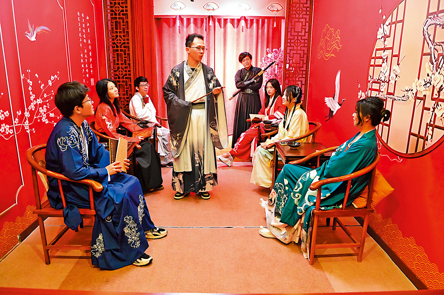 　　圖：大陸近年掀起「劇本殺」熱潮，吸引台灣業界前往取經。圖為在山東省聊城市一家劇本殺推理館，遊客在古風劇本殺中扮演角色演繹劇情。 資料圖片