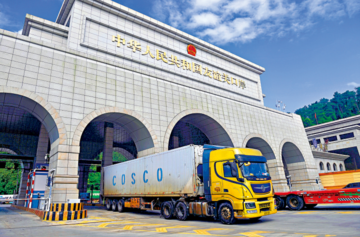 　　圖：去年8月26日，貨車駛入位於廣西憑祥的友誼關口岸。\新華社