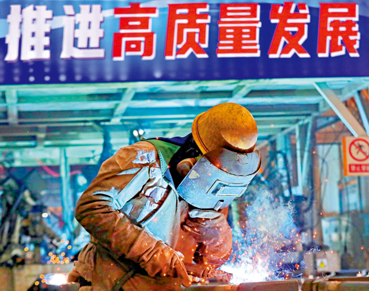 　　圖：去年12月16日，工人在江蘇南通一間船舶廠房進行焊接。\新華社