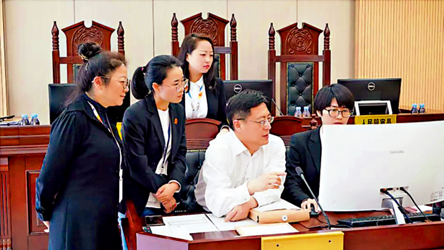 　　圖：港人調解員在前海法院調解涉港商事糾紛，達成和解協議後，法官審查確認協議內容。