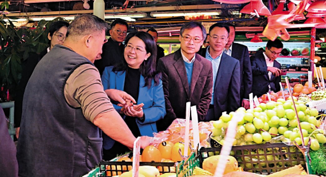 圖:國家商務部外貿司副司長李娜率領的內地保障春節供港農副產品穩定和安全代表團訪港。圖為李娜(左二)一行到訪保安道街市。