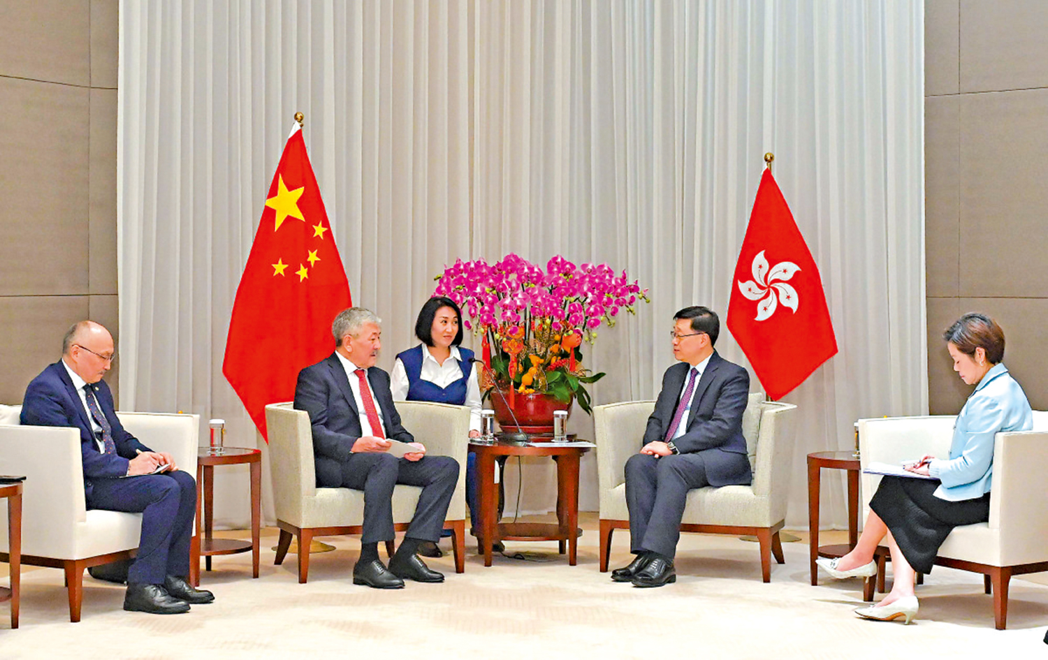 圖:行政長官李家超(右二)與吉爾吉斯內閣主席兼總統辦公廳主任Adylbek Kasymaliev(左二)會面。