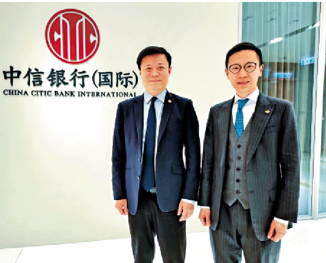 圖:張浩恩(右)表示,恒指今年料可升見23000點。旁為卓亮。\大公報攝