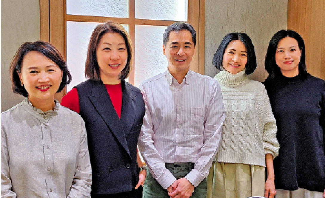 圖:鄧淑德(左一)認為,香港要發展大宗商品,特區政府的政策支援是不可缺少。\大公報攝