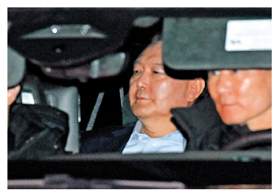 圖:15日晚,尹錫悅被送往首爾拘留所。\路透社