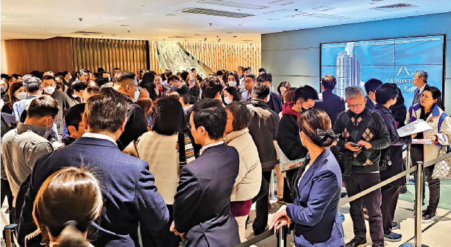 圖:海盈山昨日進行全新一輪銷售,大批買家及代理在售樓處外打蛇餅。