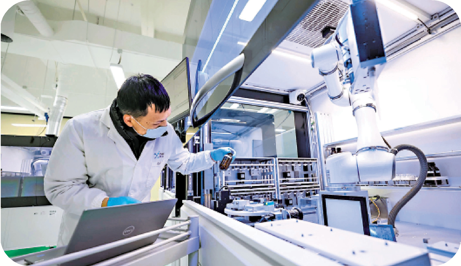 圖:河套深圳園區內的港科研機構與企業可免費申請使用河套公共ERP系統,便捷科研物資通關。圖為工作人員在河套深圳園區一家公司實驗室做實驗。
