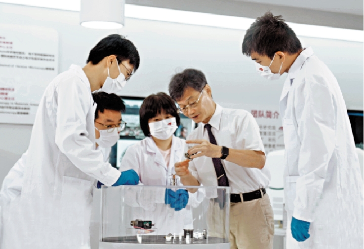圖:在河套深港科技創新合作區,陳福榮(右二)與科學家們一起研究討論實驗品。