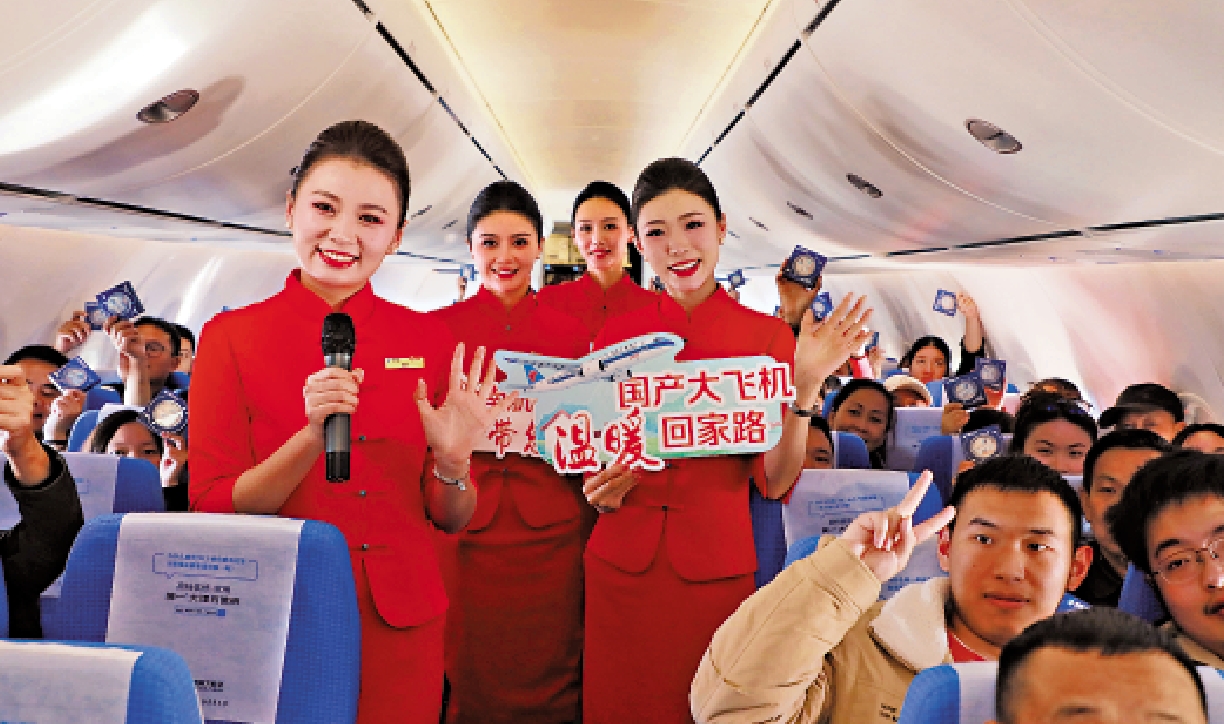 圖:1月14日,在南航CZ8233廣州—成都天府航班上,空乘人員開展C919國產大飛機投入春運主題活動。\新華社