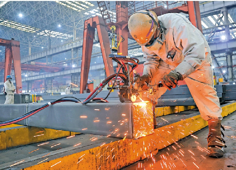 圖:去年10月25日,工人在江蘇南通一家船舶企業生產車間工作。\新華社