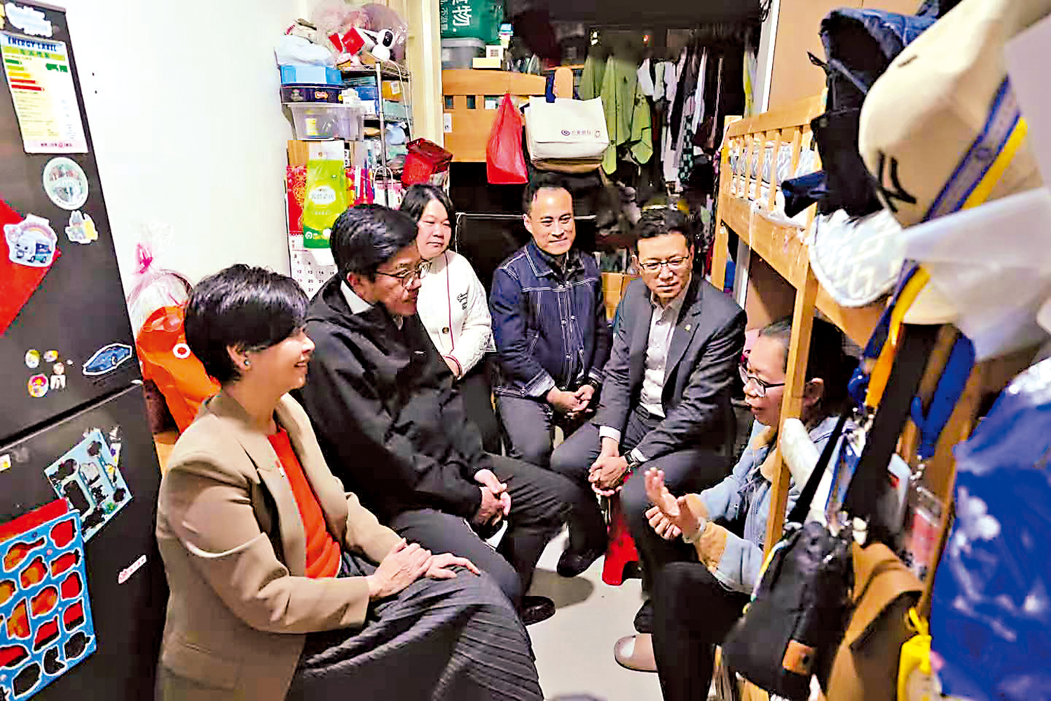 圖:黃偉綸及何永賢探訪西灣河分間單位戶,鼓勵入住簡約公屋或過渡屋。