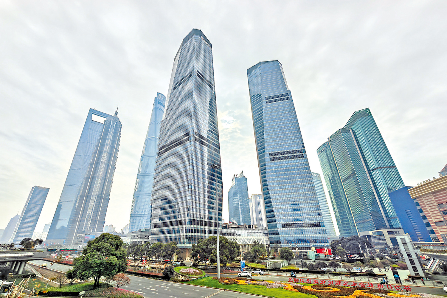 圖:按成交金額排序,辦公樓、長租公寓、零售物業是去年上海大宗房地產投資市場成交金額榜前三甲。