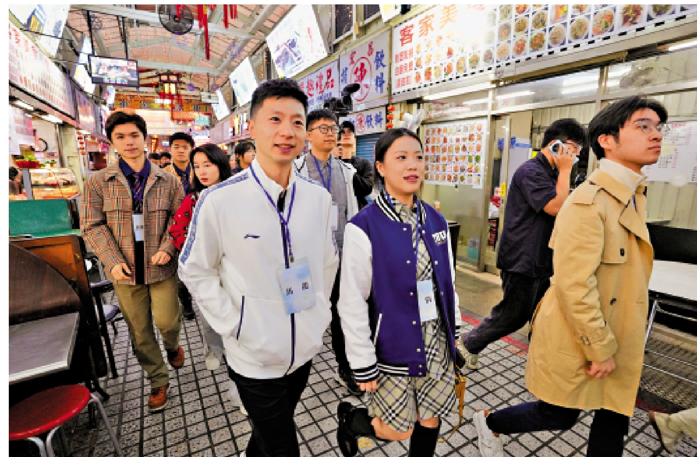 圖:文化和旅遊部17日宣布將於近期恢復福建、上海居民赴台團隊遊。圖為去年11月,大陸高校師生赴台訪問團一行遊覽台北西門町。\中新社