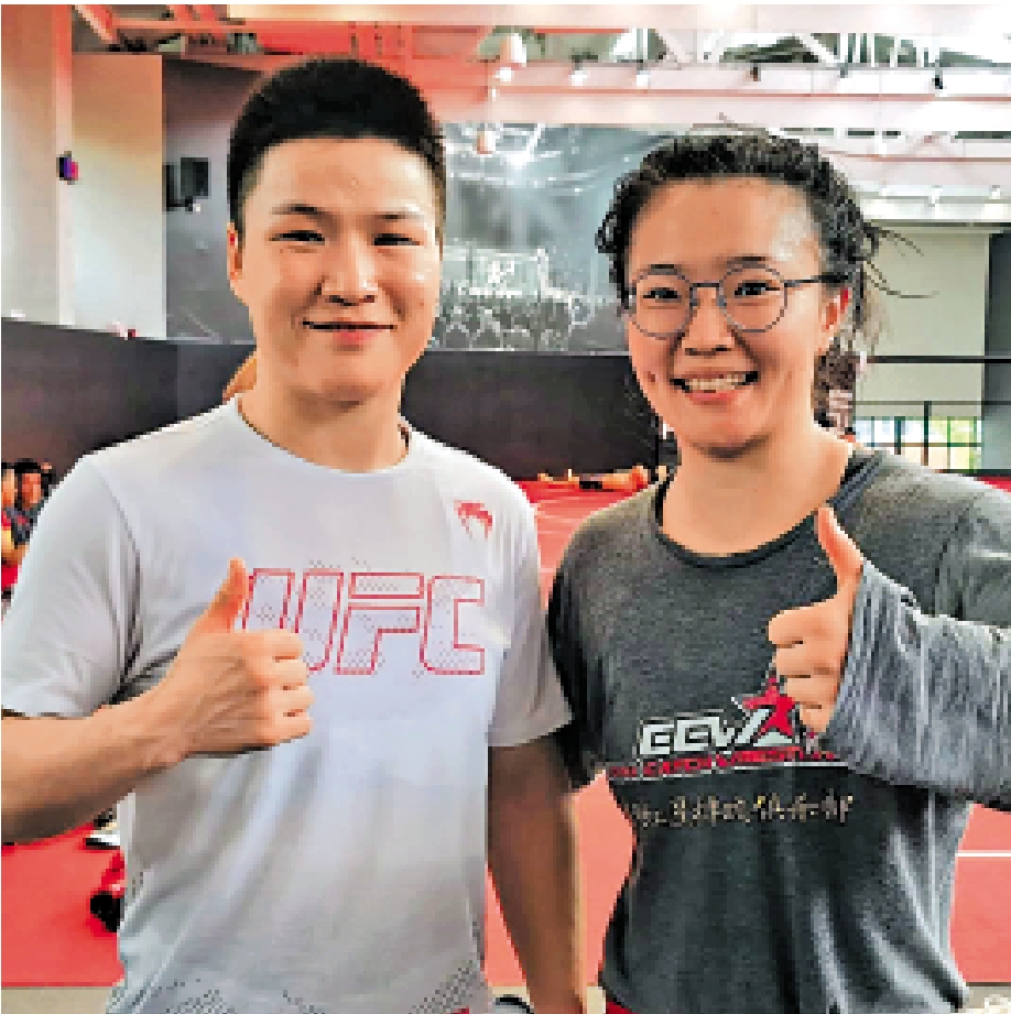 圖:中國格鬥女名將張偉麗(左)十分欣賞石銘。