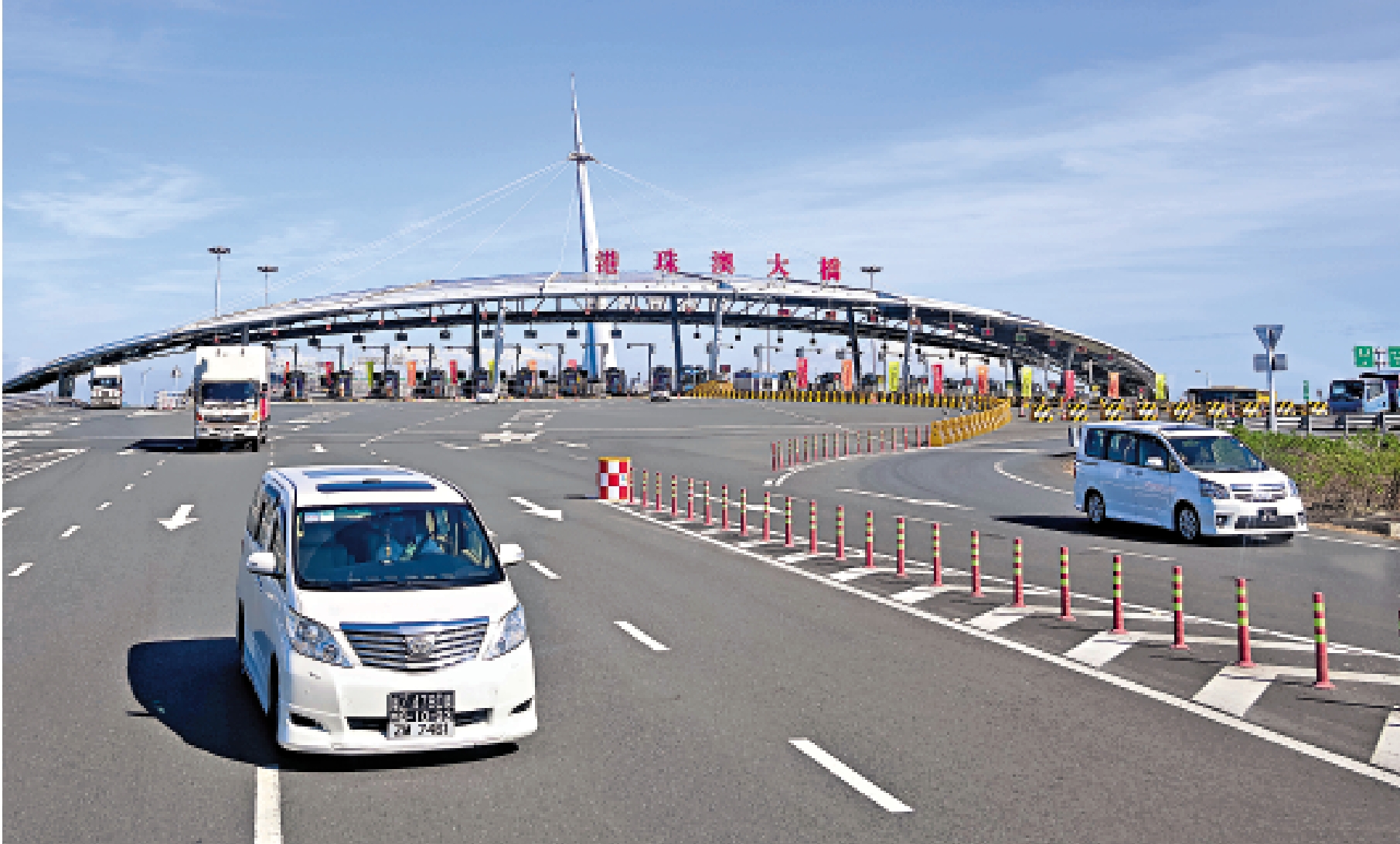 圖:廣東省政府工作報告將「穩妥推進『粵車南下』」列入2025年規劃。圖為車輛經港珠澳大橋抵達珠海。\中新社