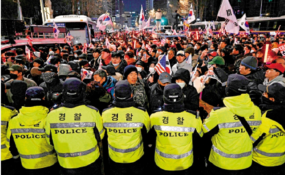 圖:尹錫悅18日出席法院拘留令審查,韓國警察在法院外維持秩序。\法新社