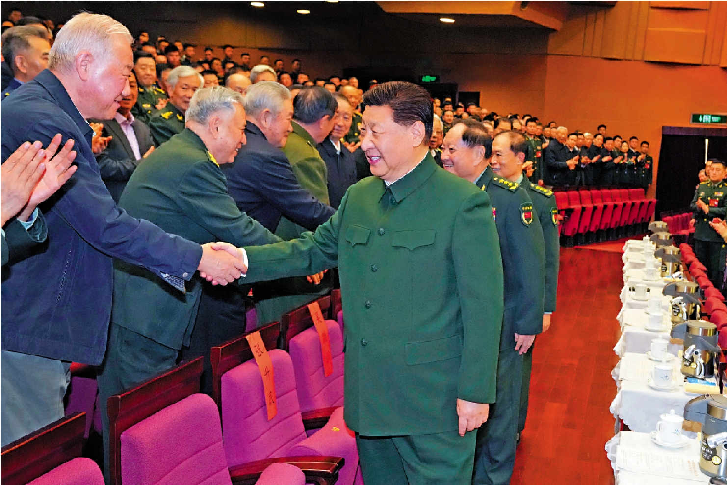 圖:1月17日下午,中央軍委慰問駐京部隊老幹部迎新春文藝演出在北京舉行。中共中央總書記、國家主席、中央軍委主席習近平觀看演出,向在座的軍隊老同志,向全軍離退休老幹部,致以節日問候和新春祝福。\新華社