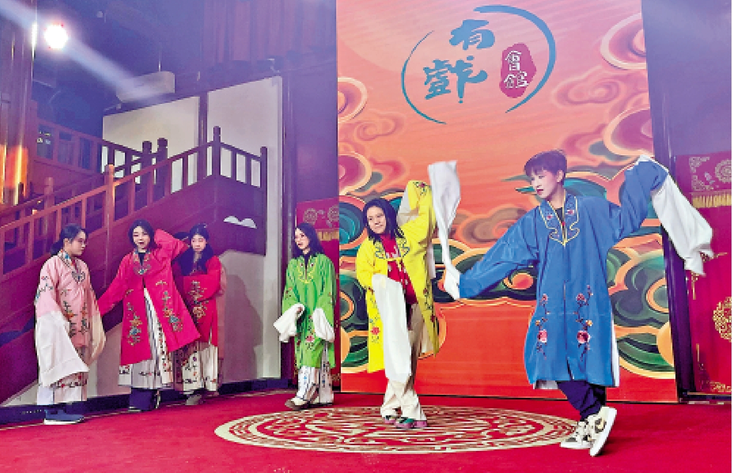 圖:港人在顏料會館,全身扮相登台學京劇,親身感受戲曲的動作美和唱腔美。\受訪者供圖