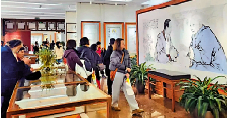 圖:1月18日,「范曾乙巳年新春展」在北京榮寶齋舉行,吸引了大量參觀者駐足欣賞。\大公報記者張寶峰攝