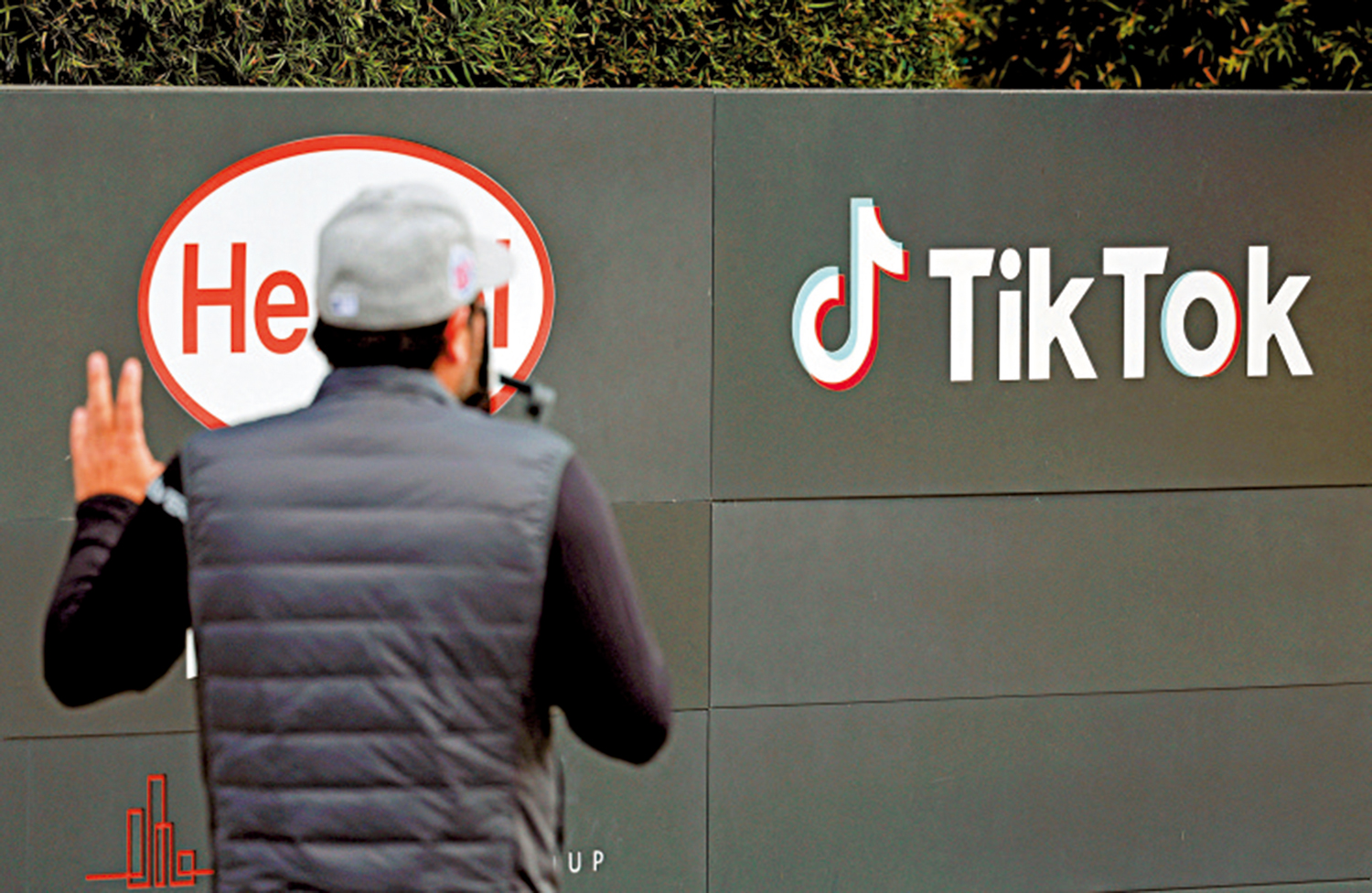 　　圖：有創作者到TikTok總部外拍攝視頻。\路透社