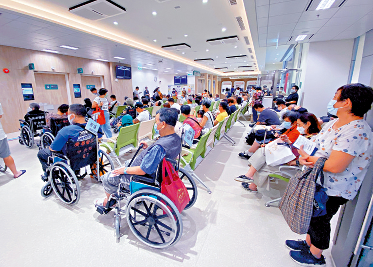 圖:許樹昌表示,本港冬季流感季節未到頂,近日公立醫院的流感個案入住率持續上升。