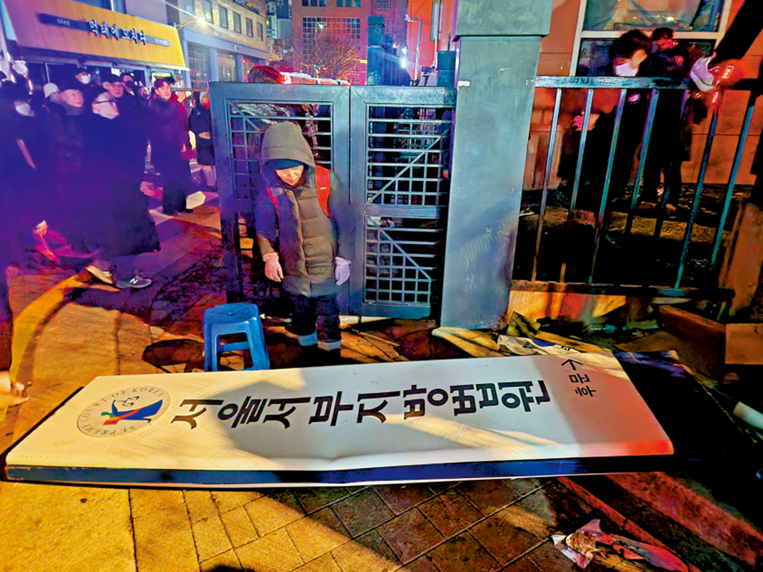 圖:首爾西部地方法院19日凌晨批准對尹錫悅的拘留令後,數百名尹錫悅支持者闖入法庭,造成混亂。\法新社