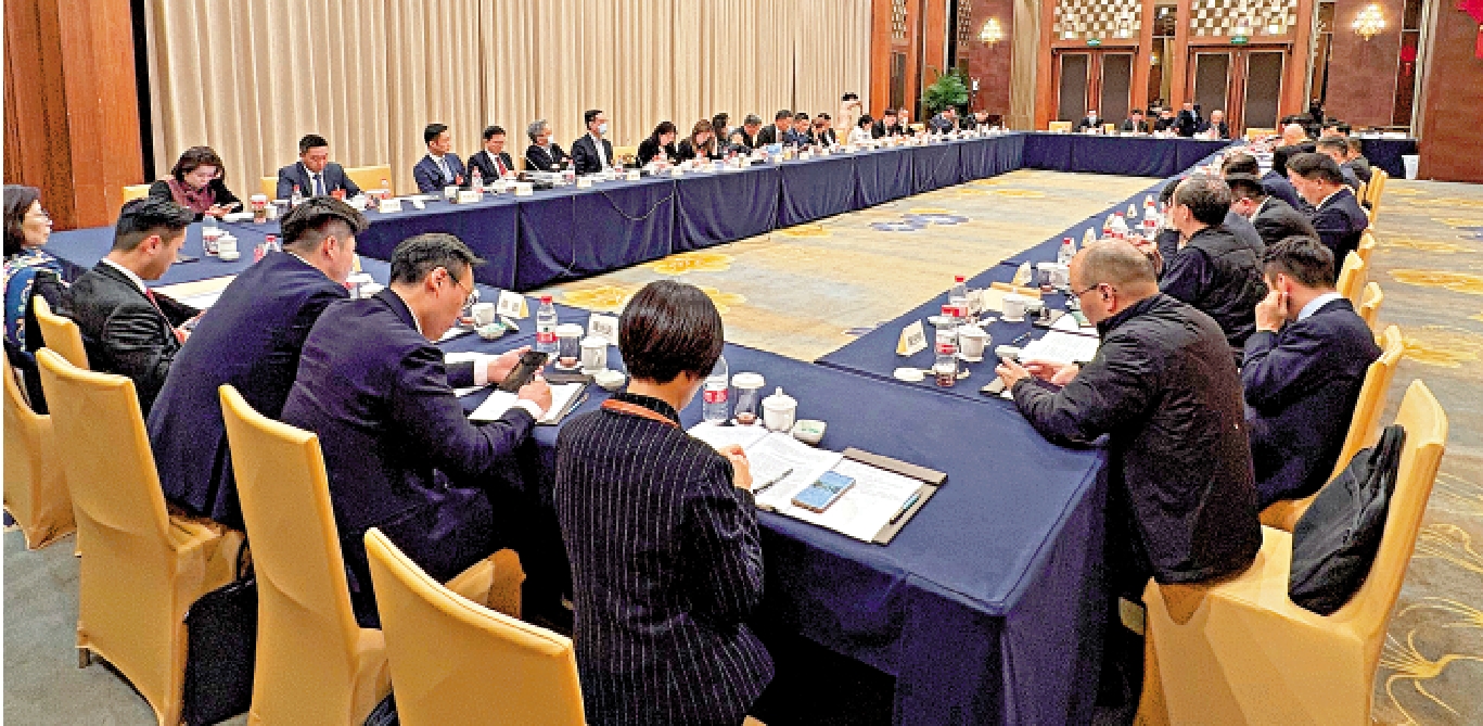 圖:19日,港區江蘇省政協委員們討論政府工作報告。/大公報記者陳旻攝