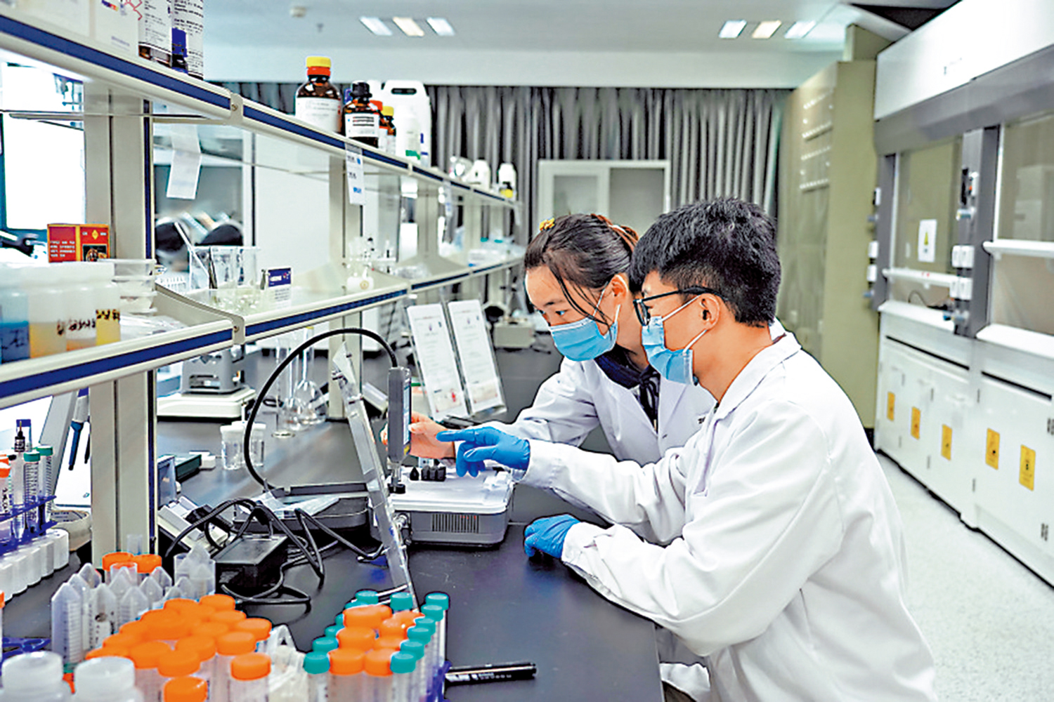 圖:位於深圳河套合作區內的香港城市大學物質科學研究院(福田)實驗室中,研究人員正進行實驗。